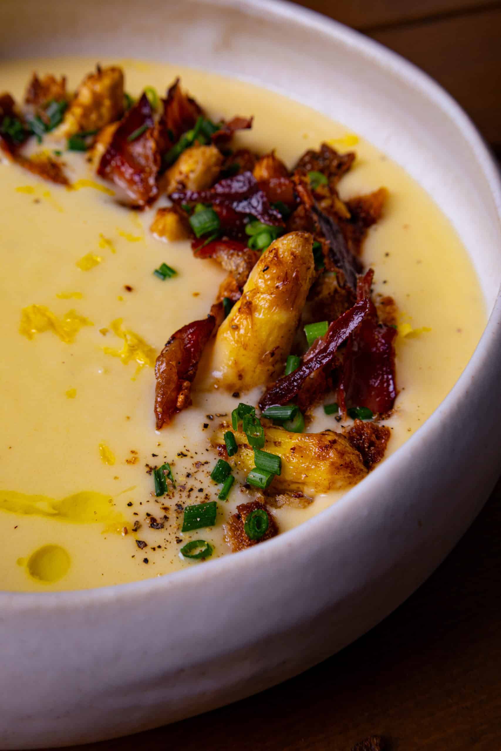 Cremige Spargelcremesuppe mit crispy Prosciutto und Spargelspitzen