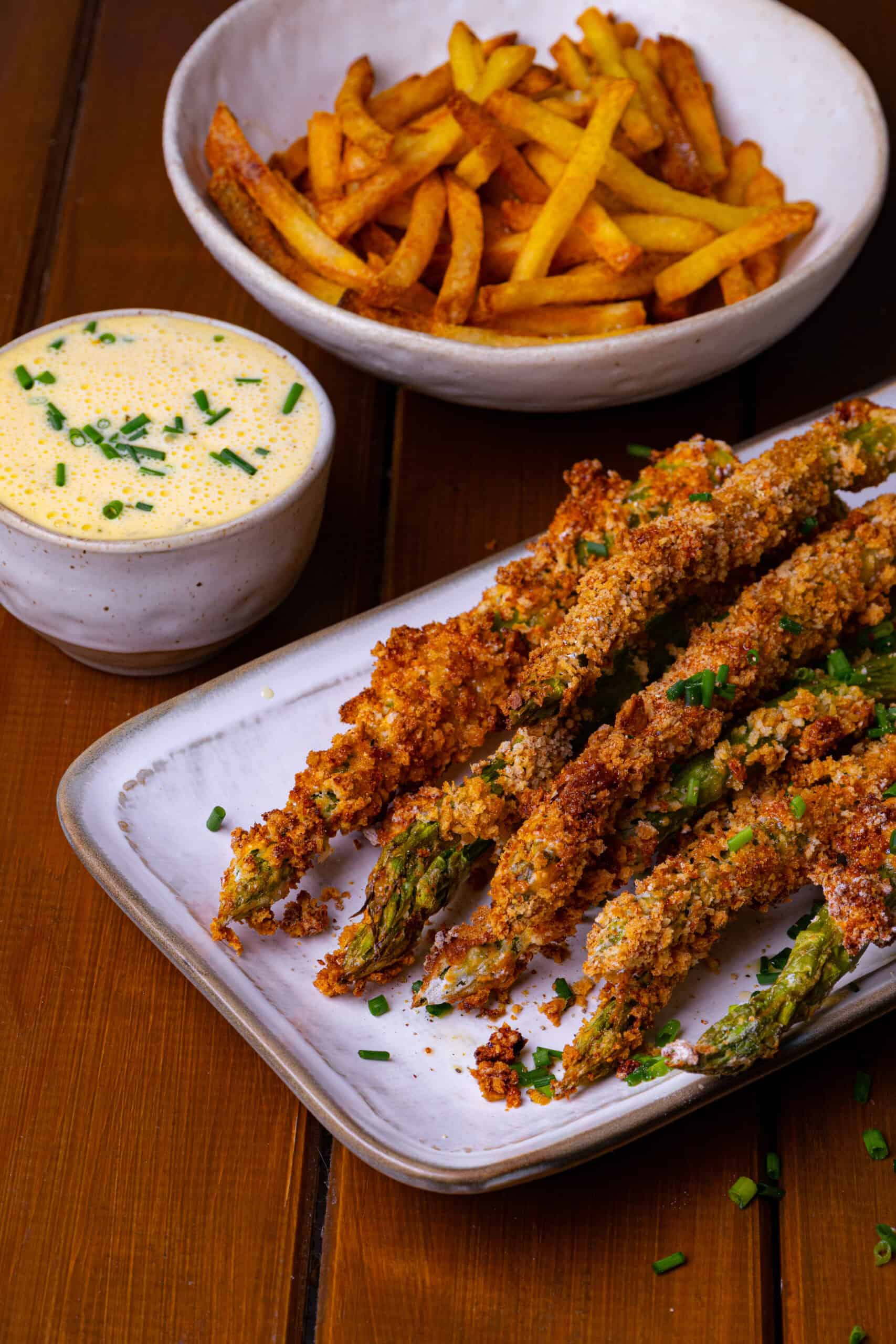Knuspriger grüner Spargel aus dem Airfryer mit Béarnaise & Pommes