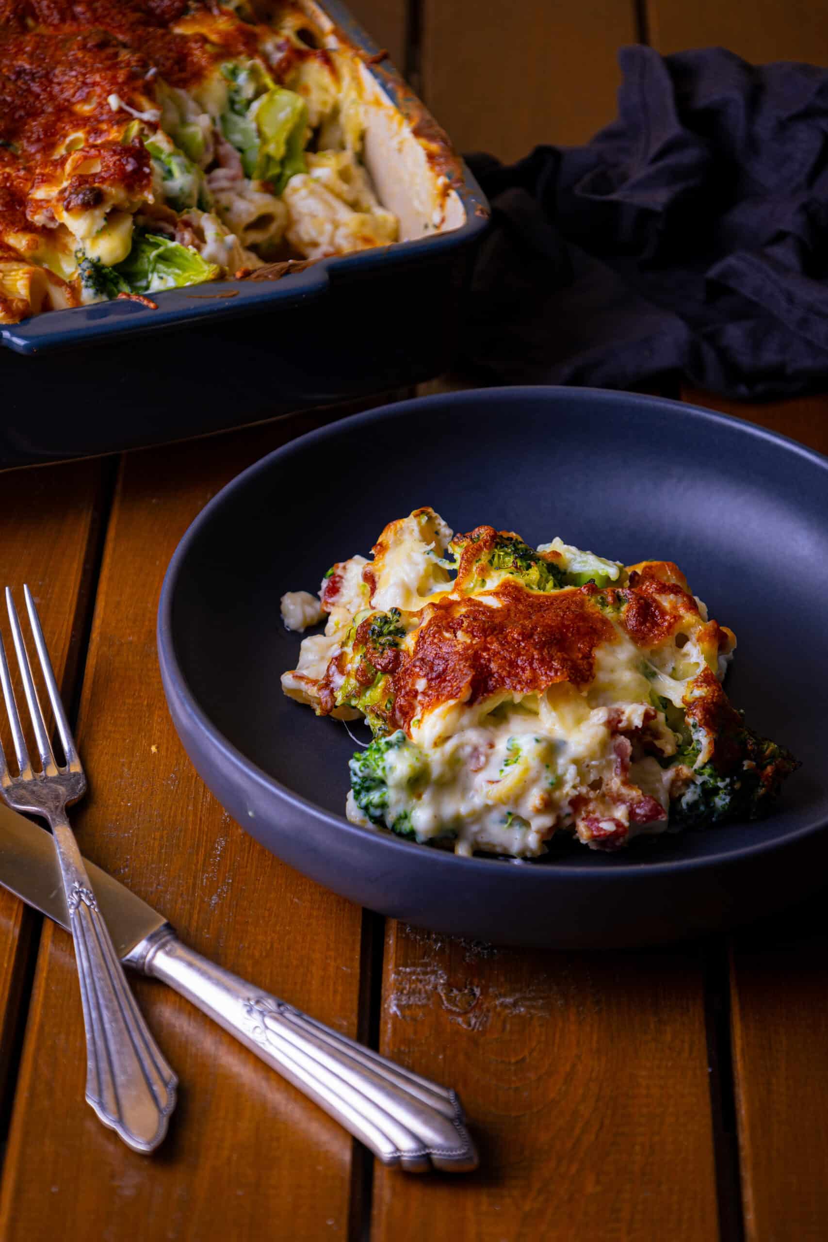 Brokkoli-Nudel-Auflauf mit cremiger Béchamelsauce in einer Auflaufform