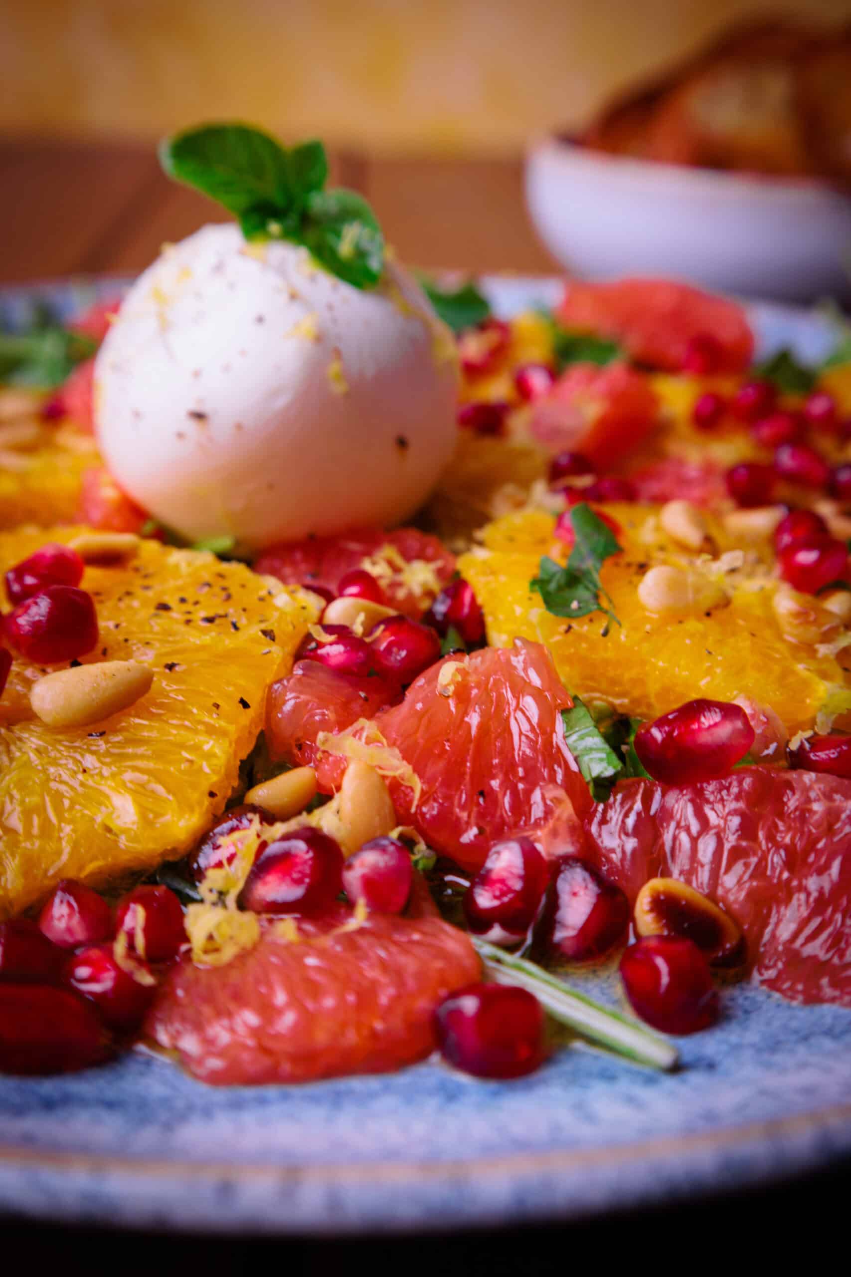 Burrata mit Orange, Grapefruit & Granatapfel auf Rucola
