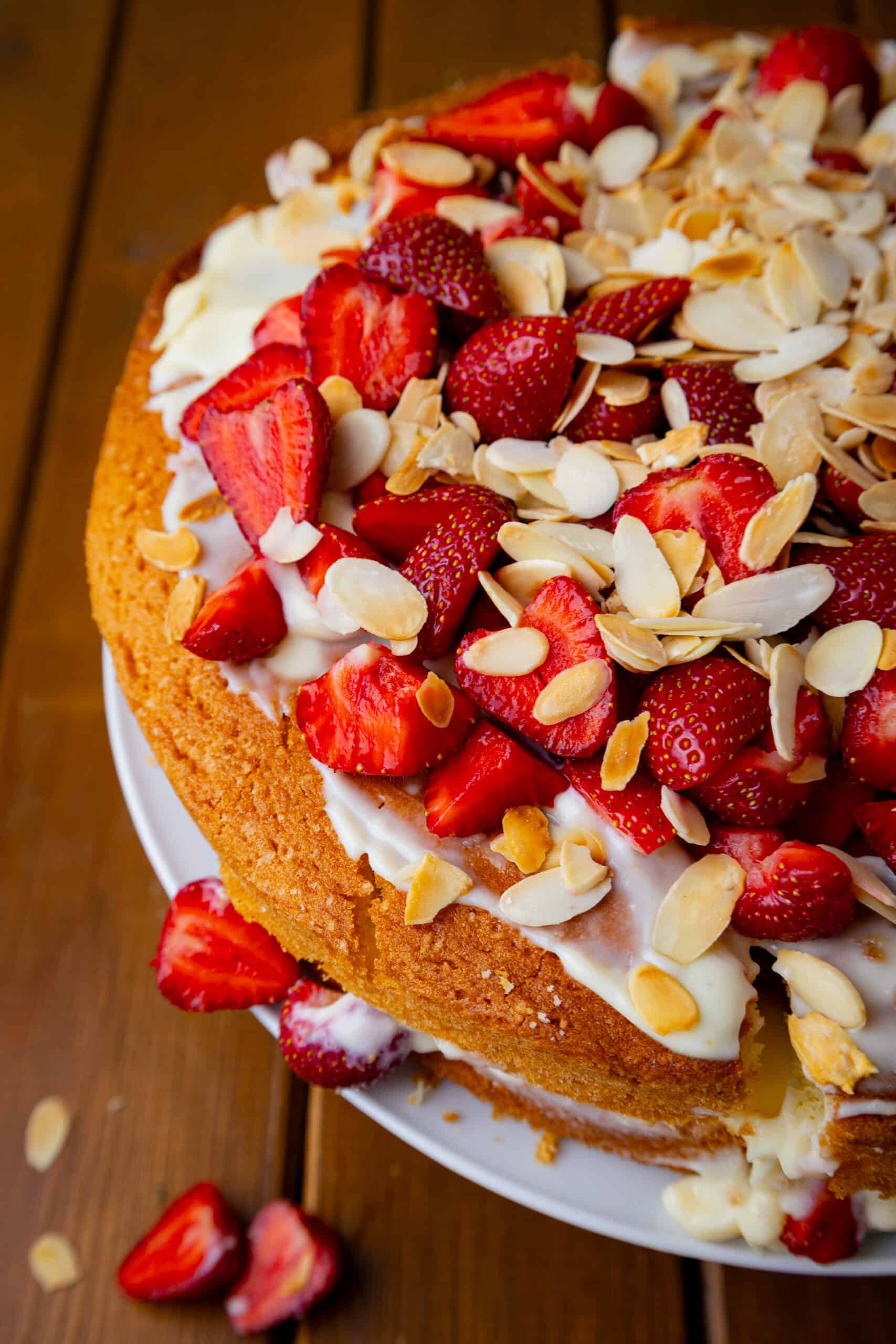 Erdbeertorte mit gerösteten Mandelblättchen