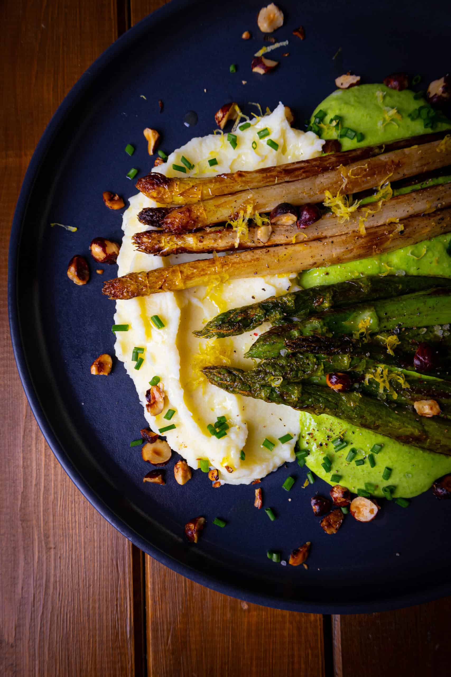 Gebratener weißer & grüner Spargel auf Kartoffel- und Erbsenpüree mit Haselnüssen