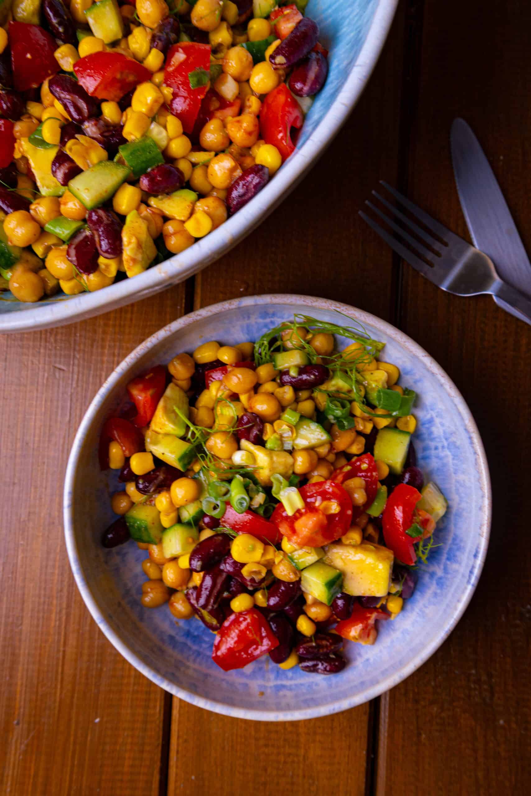Sommersalat mit Avocado, Bohnen & Mais – einfach und schnell