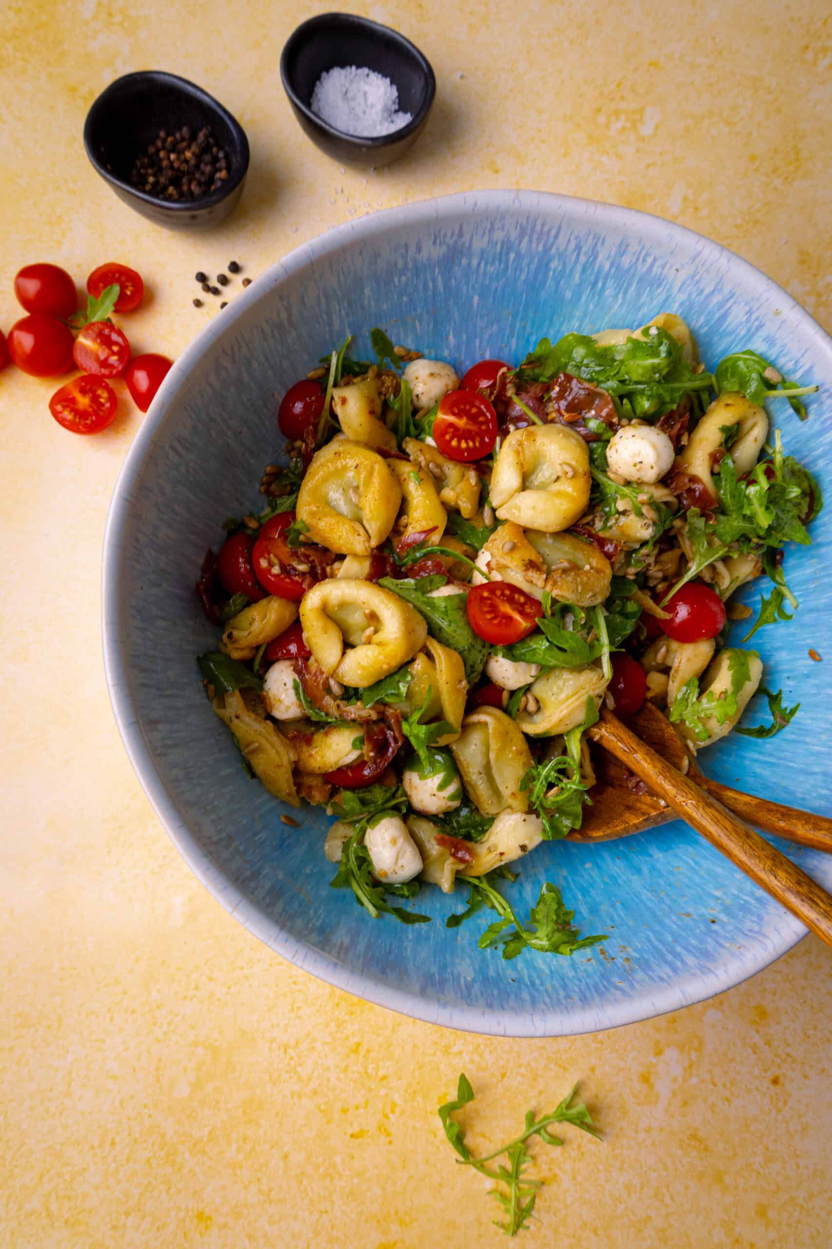 Knuspriger Tortellinisalat mit Serrano, Mozzarella & Rucola