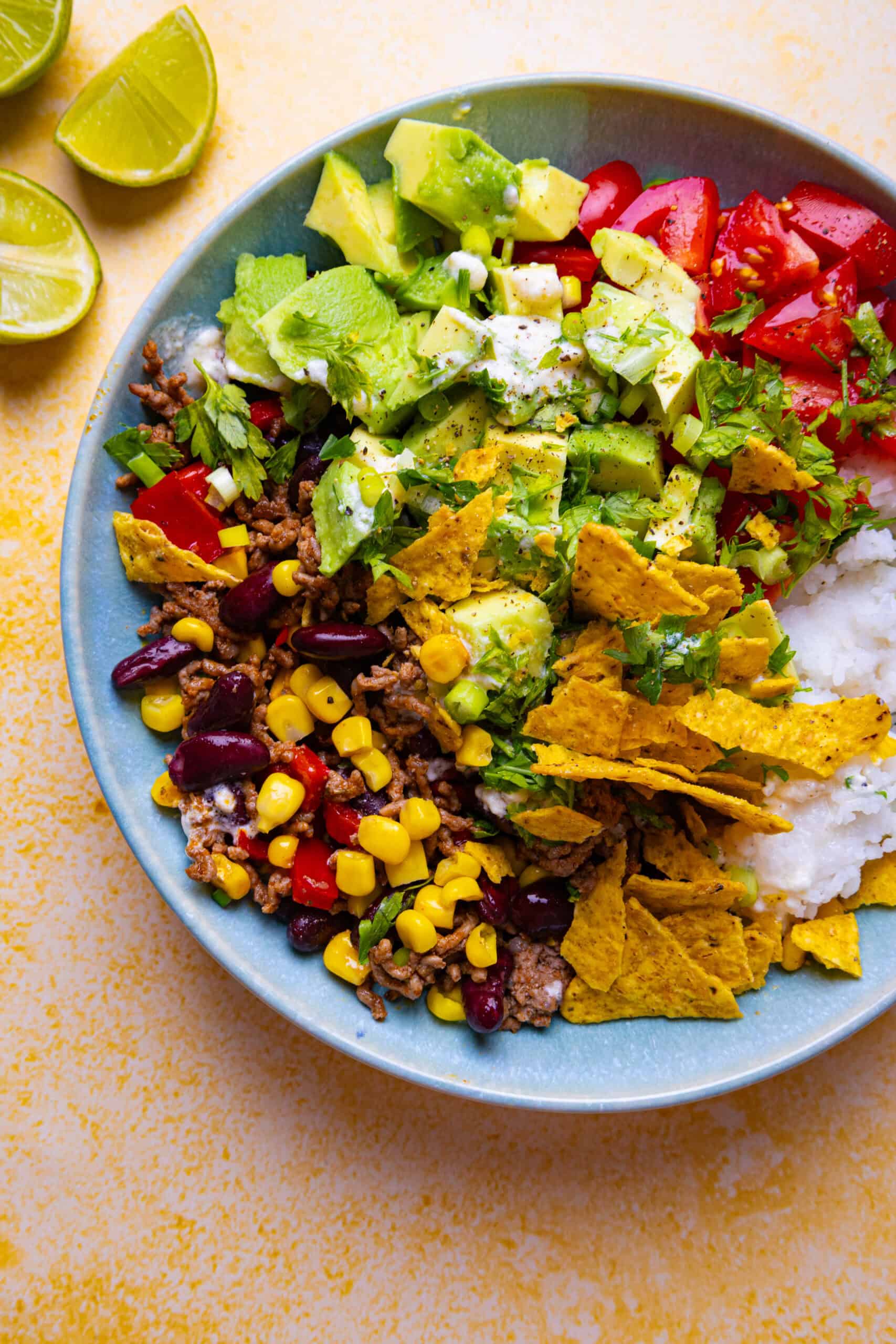 Tex-Mex Bowl mit Hackfleisch ist das perfekte schnelle Sommergericht.