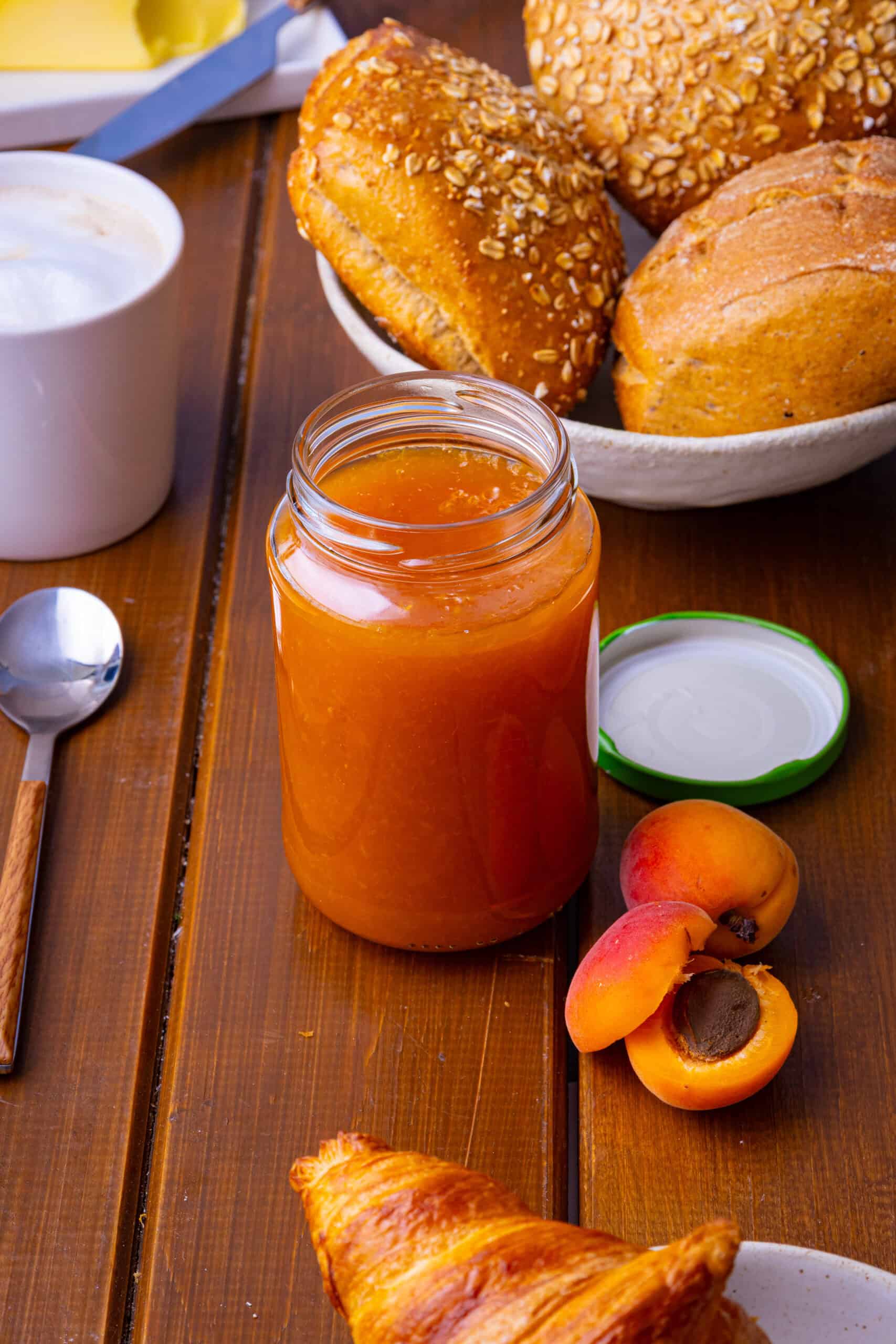 Selbstgemachte Aprikosenmarmelade im Glas