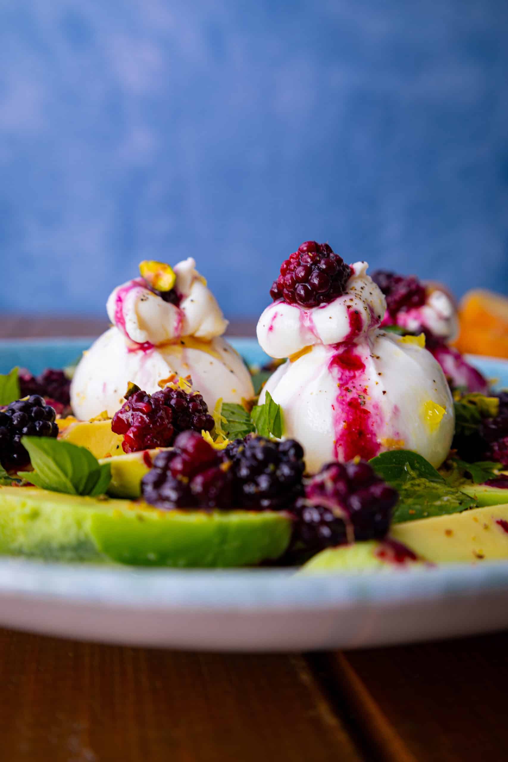 Burrata mit warmen Brombeeren und Avocado