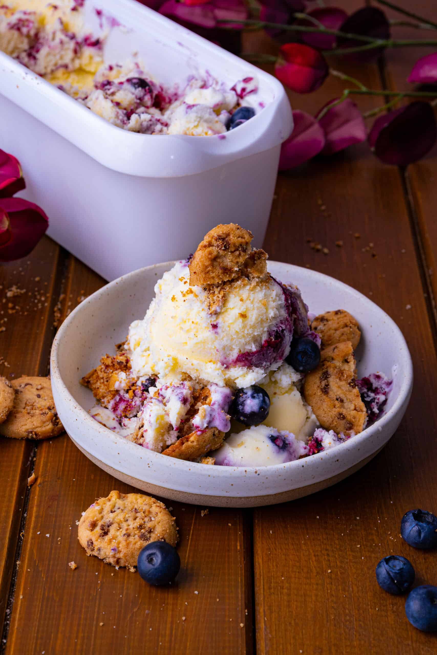 Vanilleeis mit Heidelbeer-Swirl und Cookie-Crunch