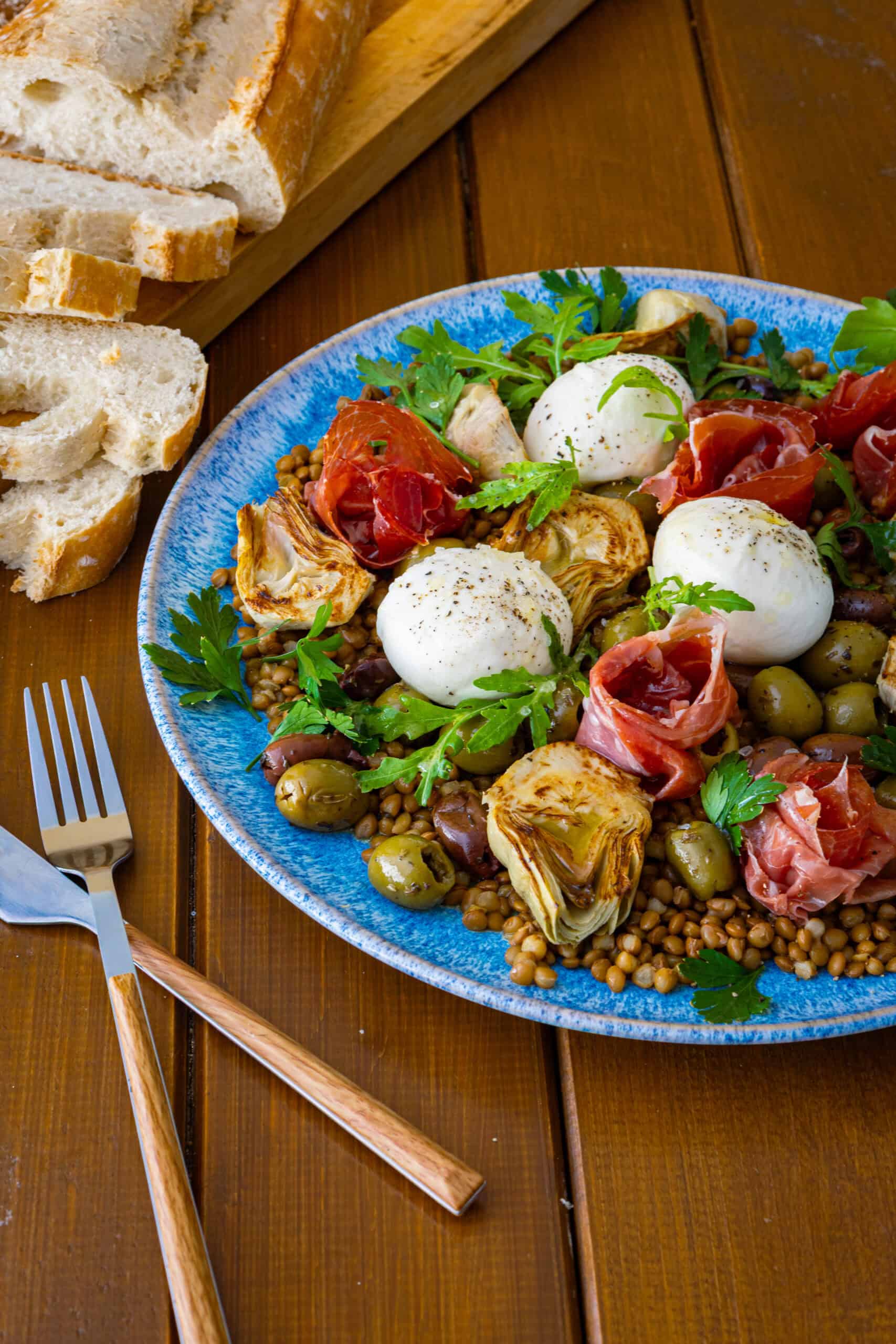 Mediterraner Linsensalat mit Burrata, Artischocken, Oliven und Prosciutto