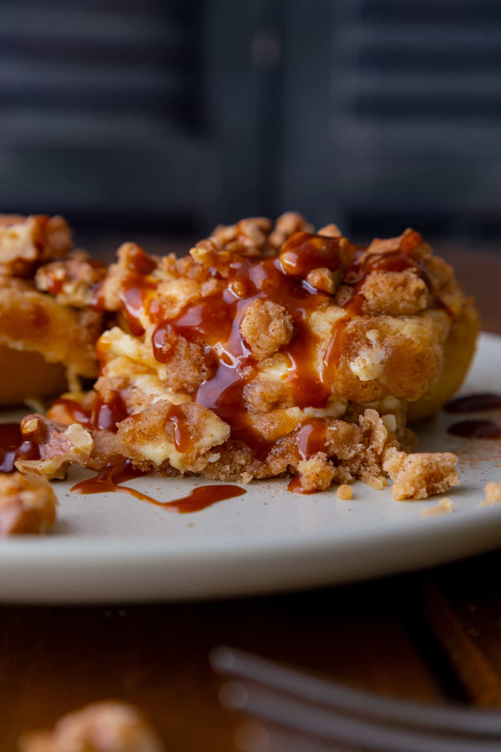 Gefüllte Ofenäpfel mit Vanille-Käsekuchencreme, Zimtstreuseln und Karamellsauce