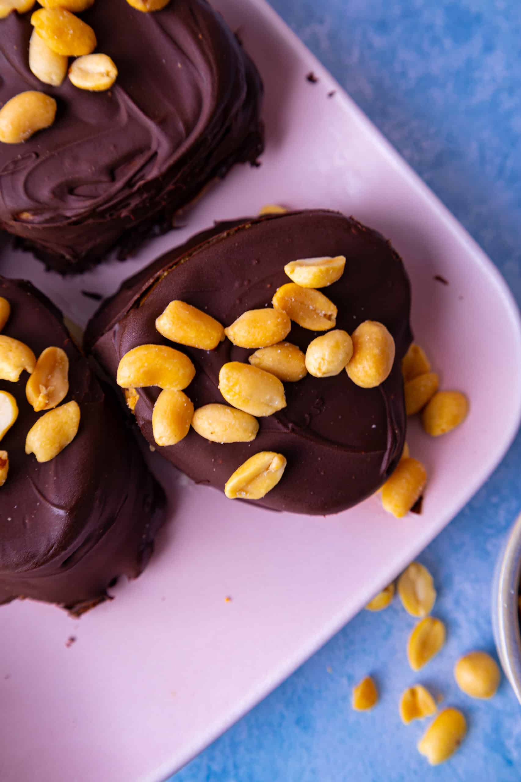 Snickers-Eis-Herzen – cremiger Eis-Snack mit Erdnuss & Schokolade