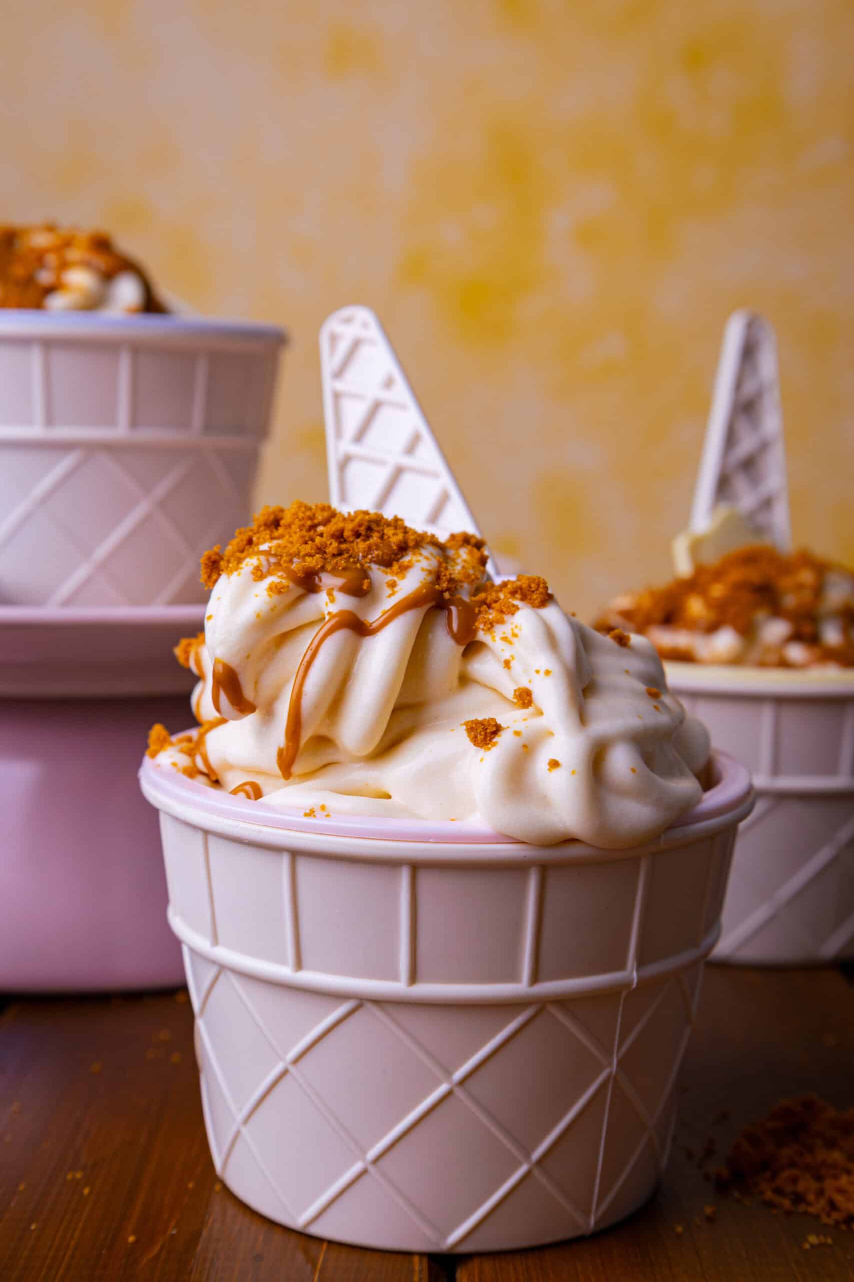 Karamell-Softeis mit Keks-Crunch