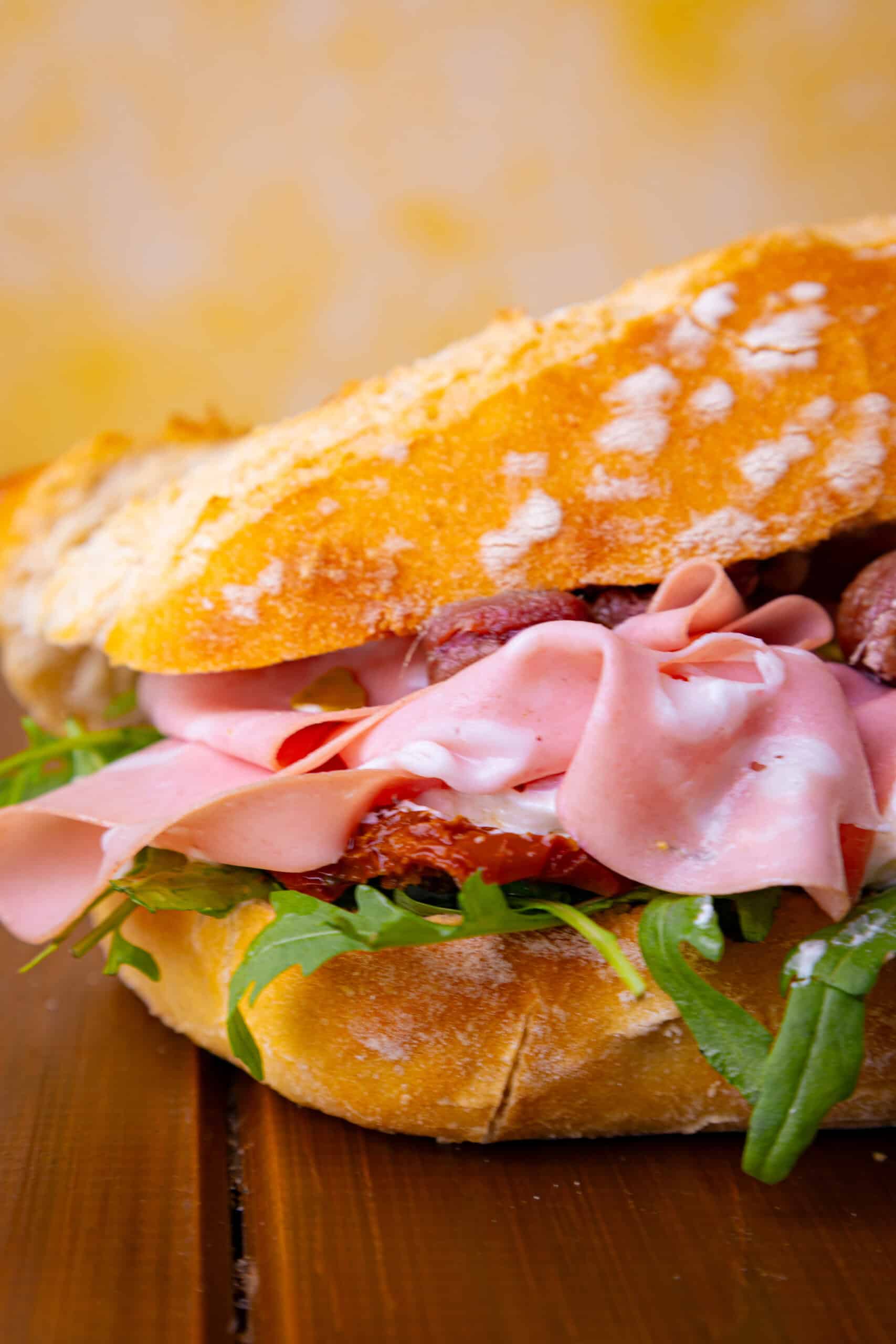 Italienisches Ciabatta mit Mortadella, Burrata & Sardellen