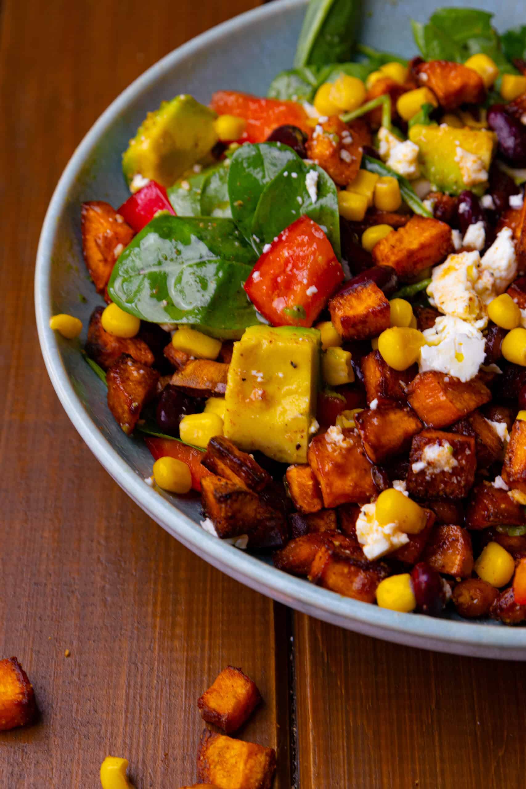 Süßkartoffel-Spinat-Bowl mit Avocado und Feta