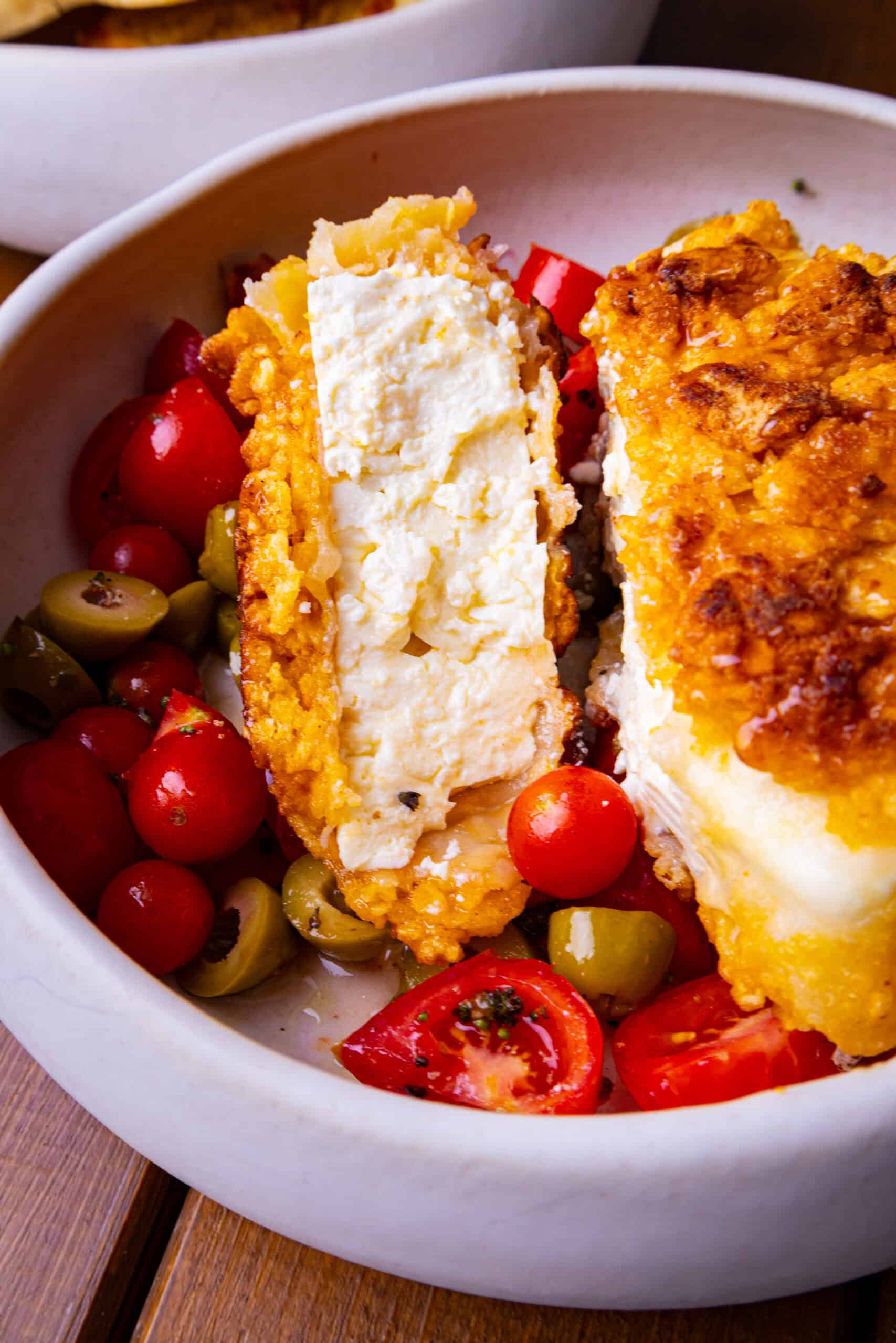 Knuspriger Feta mit Cornflakes-Panade und Tomaten-Oliven-Salat