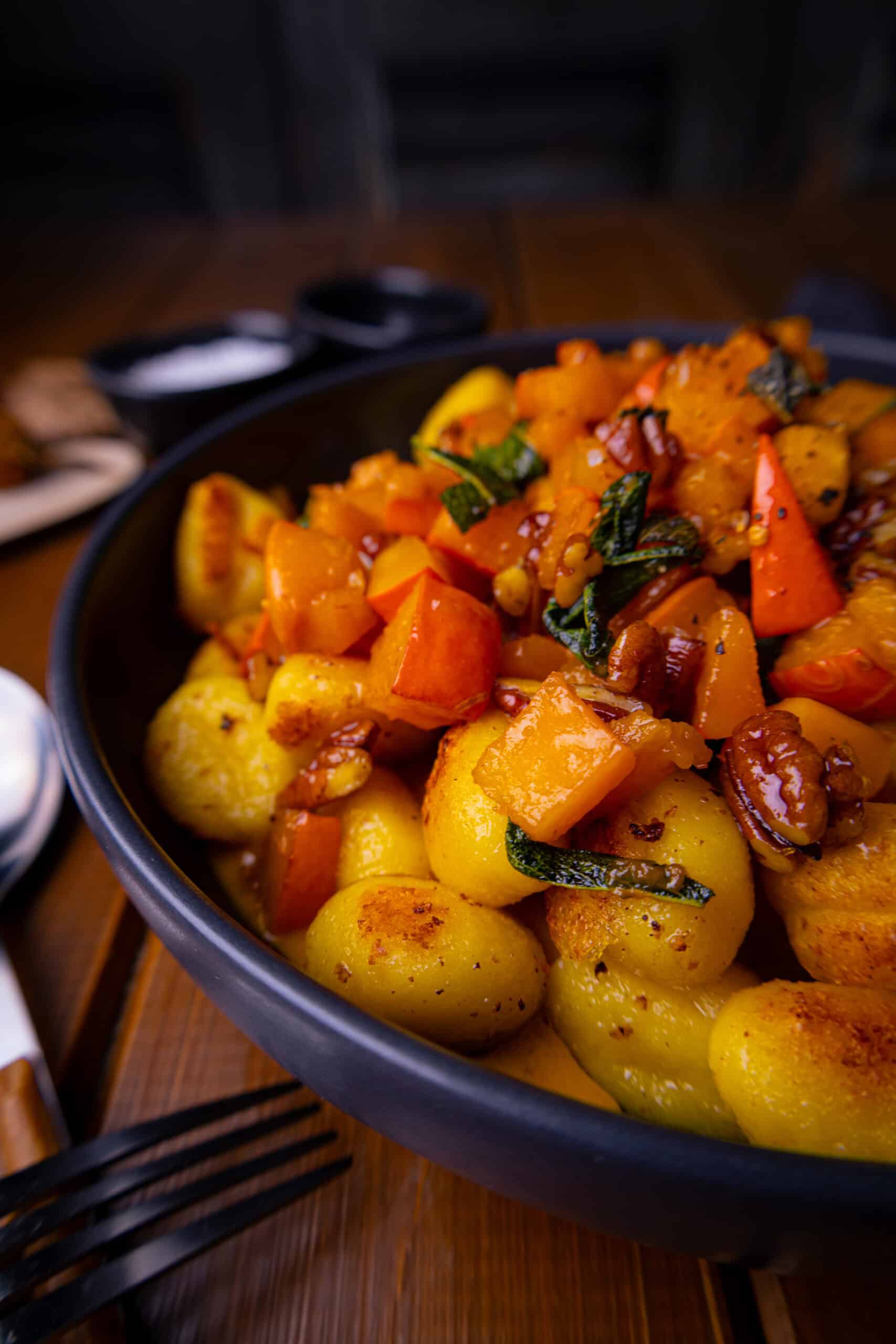 Gnocchi in cremiger Kürbissoße mit Salbei, Pekannüssen und Hot Honey