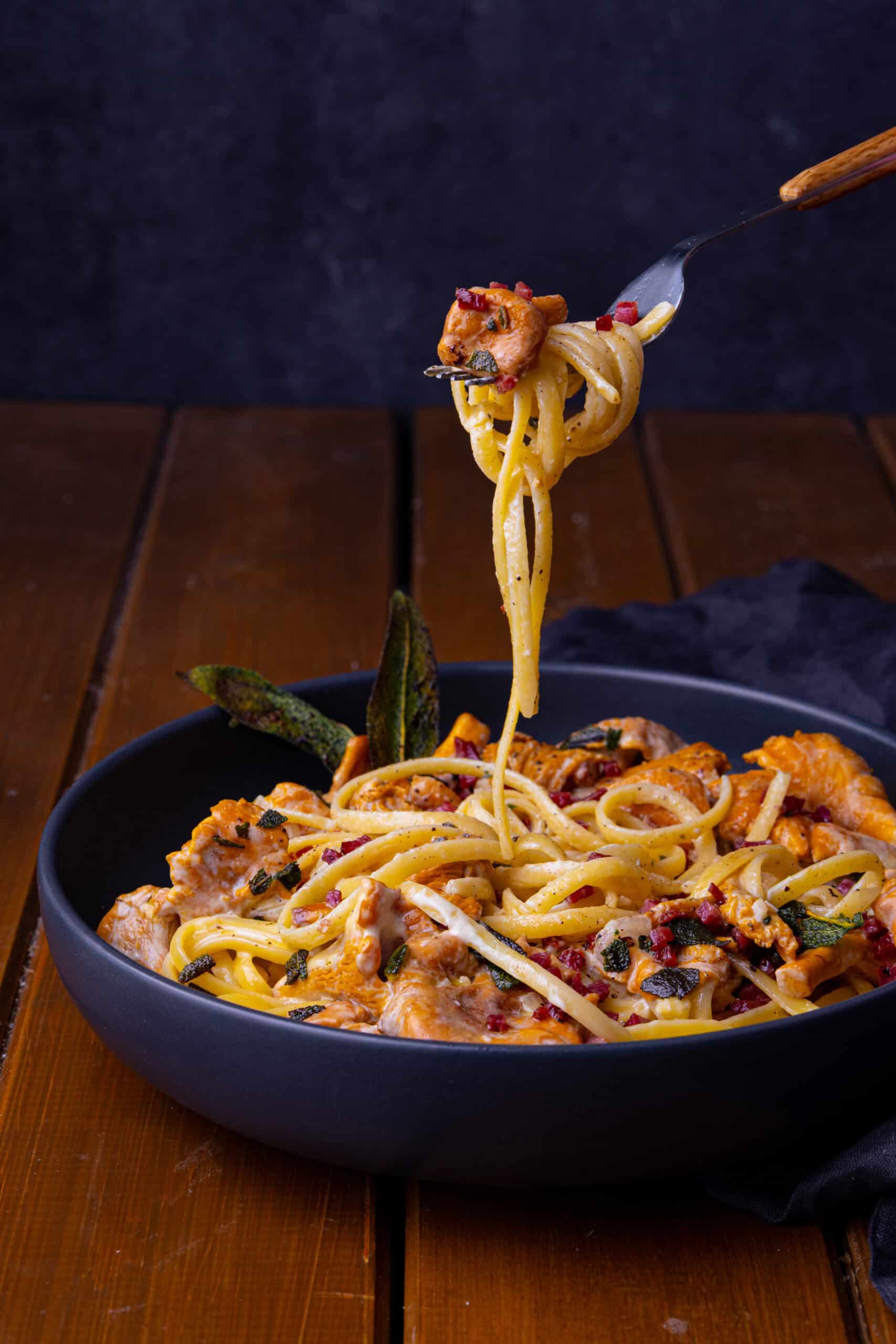 Cremige Pfifferling-Spaghetti mit Speck und Salbei