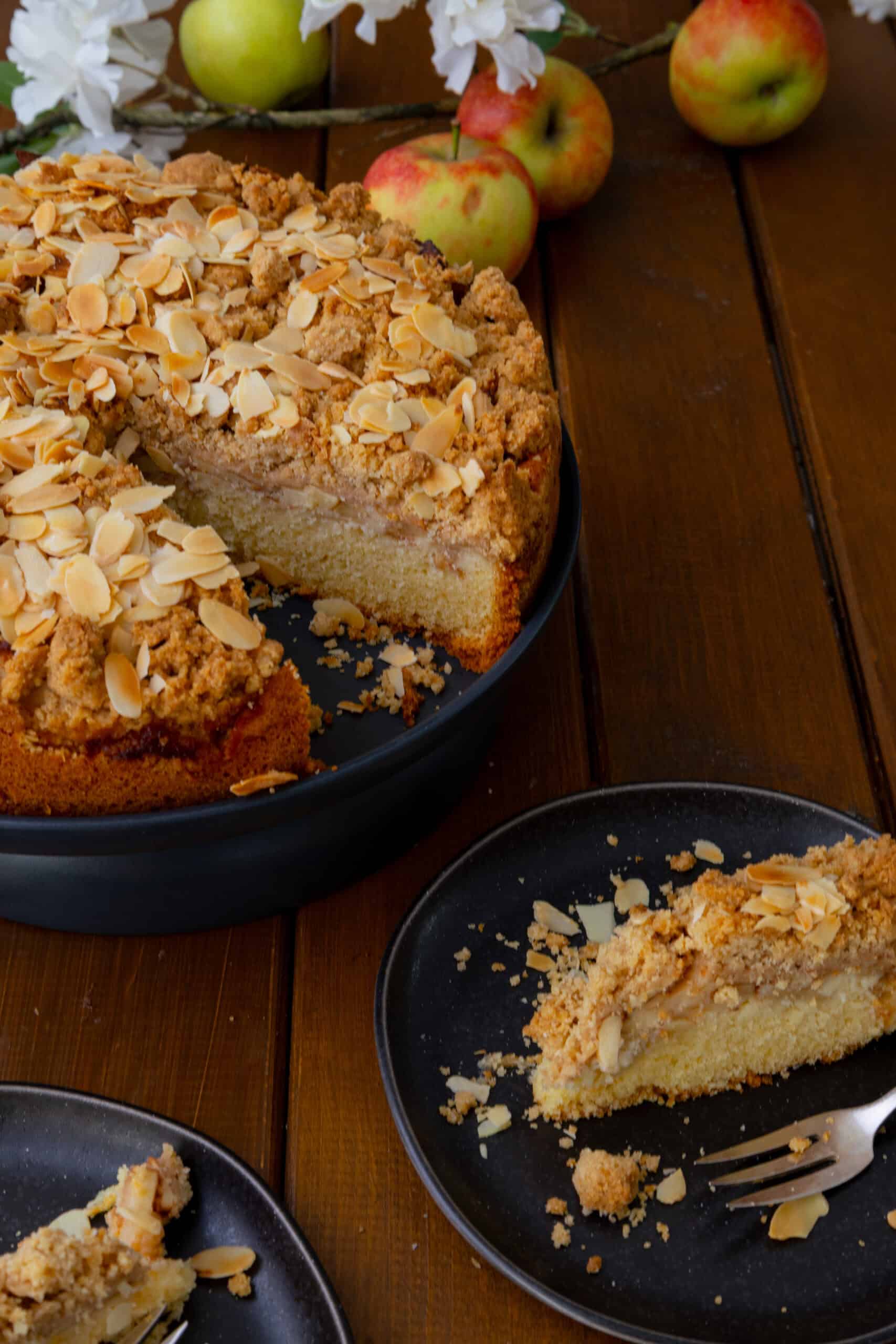 Klassischer Apfelkuchen mit Streuseln und Mandelblättchen