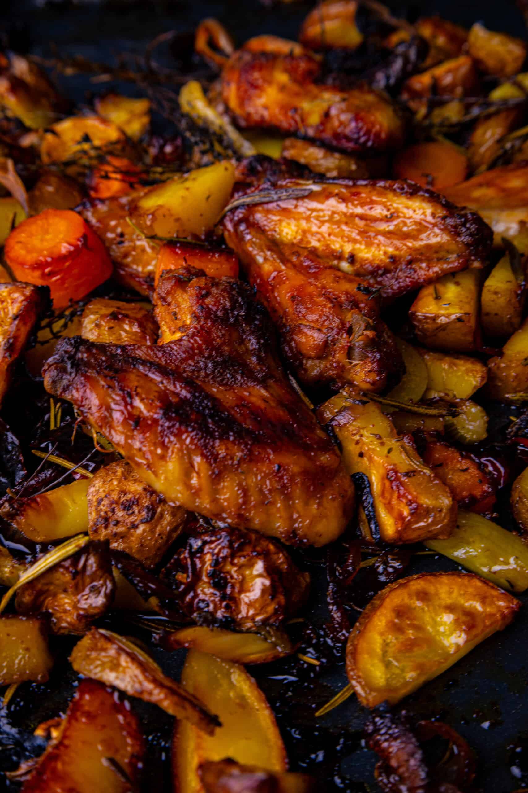 Hähnchenflügel mit Gemüse vom Blech